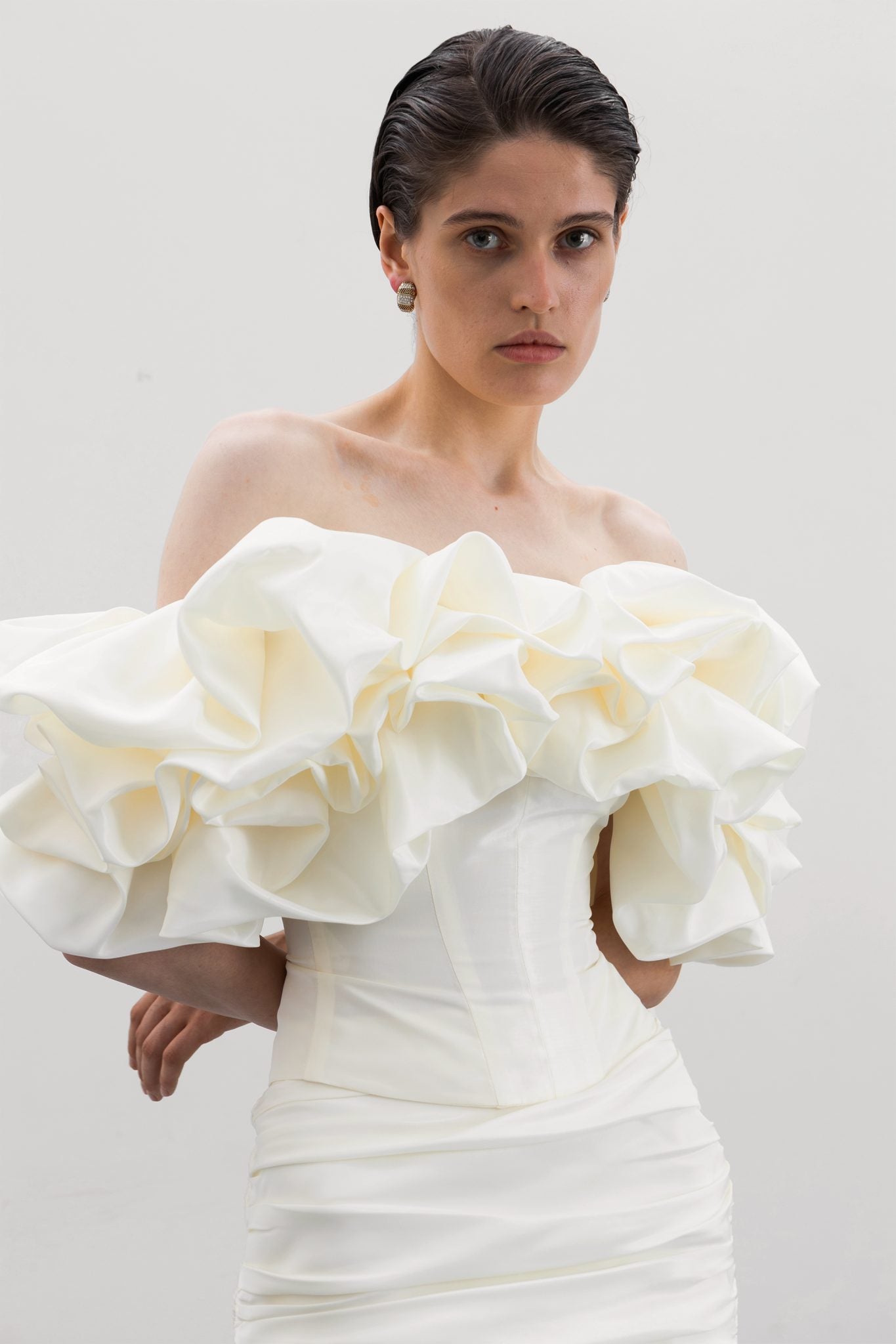 Taffeta ivory lace-up corset with meringue flounces and skirt