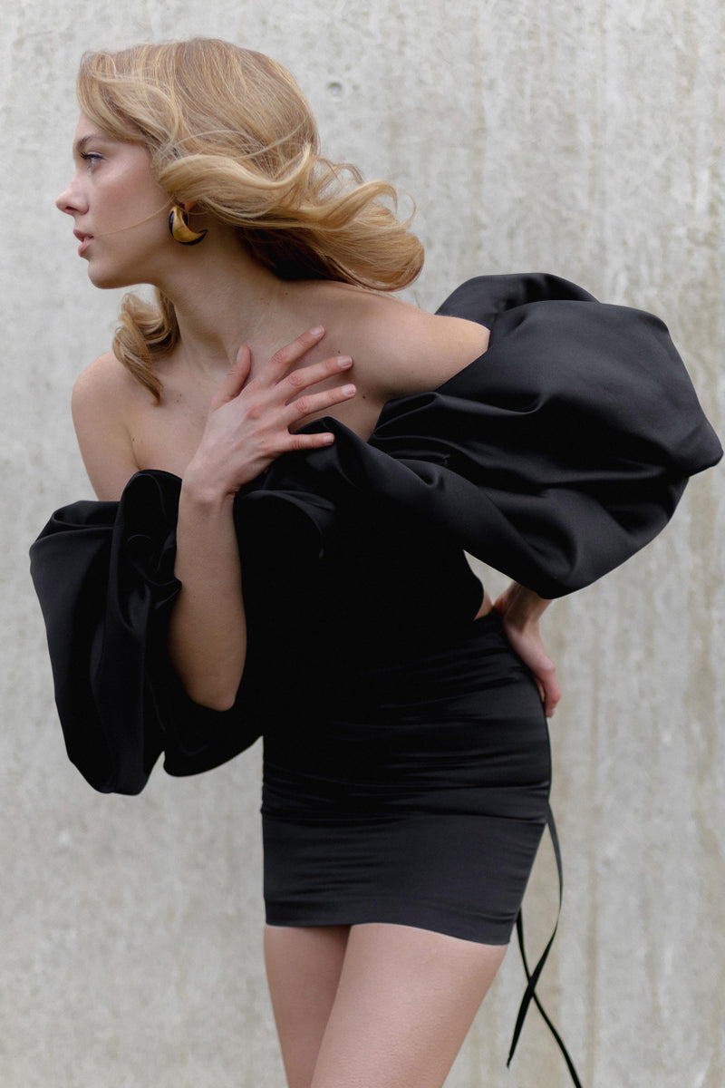 lace-up corset with meringue flounces