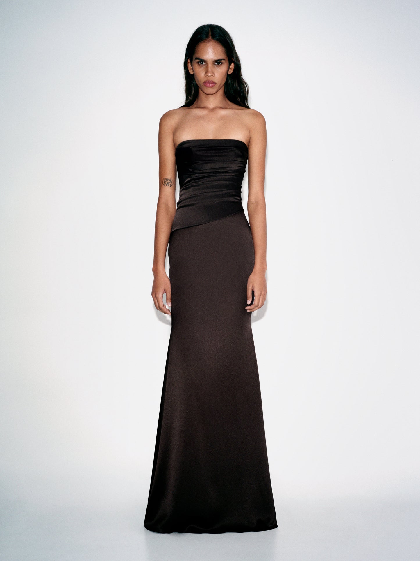 STRAPLESS TUCKED GOWN IN SATIN CREPE
