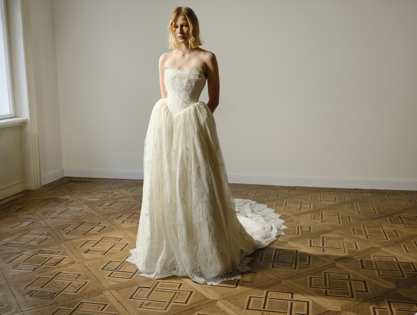 Agness Pale in off white