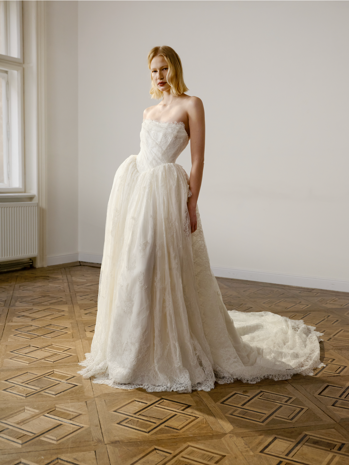 Agness Pale in off white
