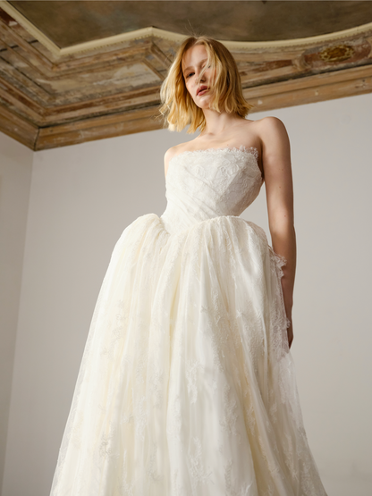 Agness Pale in off white