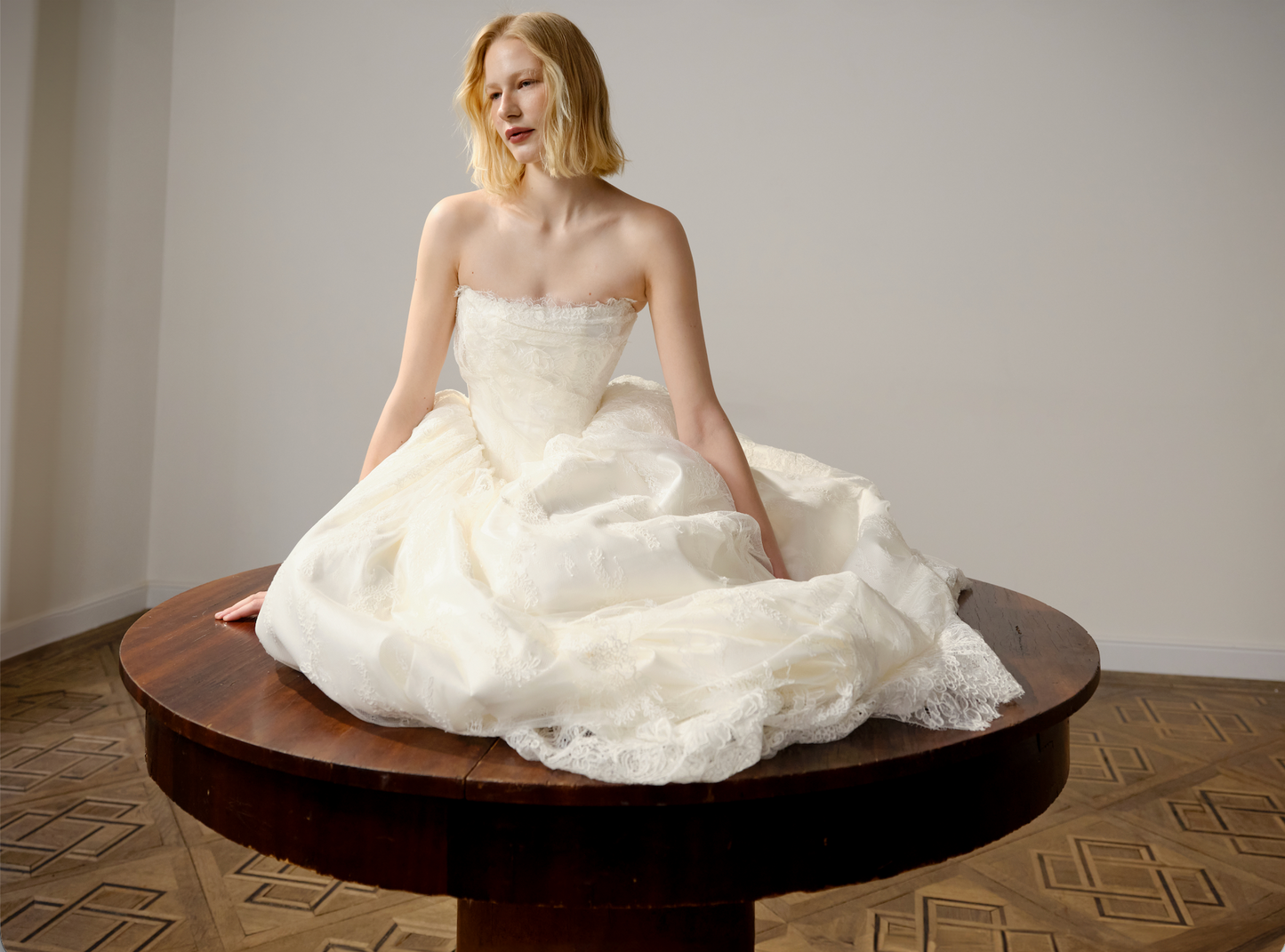 Agness Pale in off white