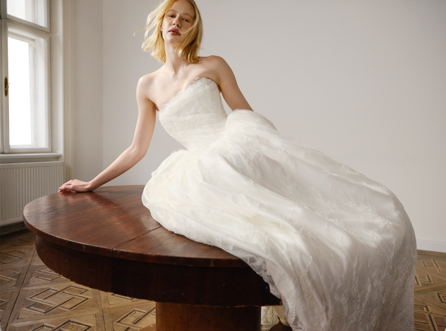 Agness Pale in off white