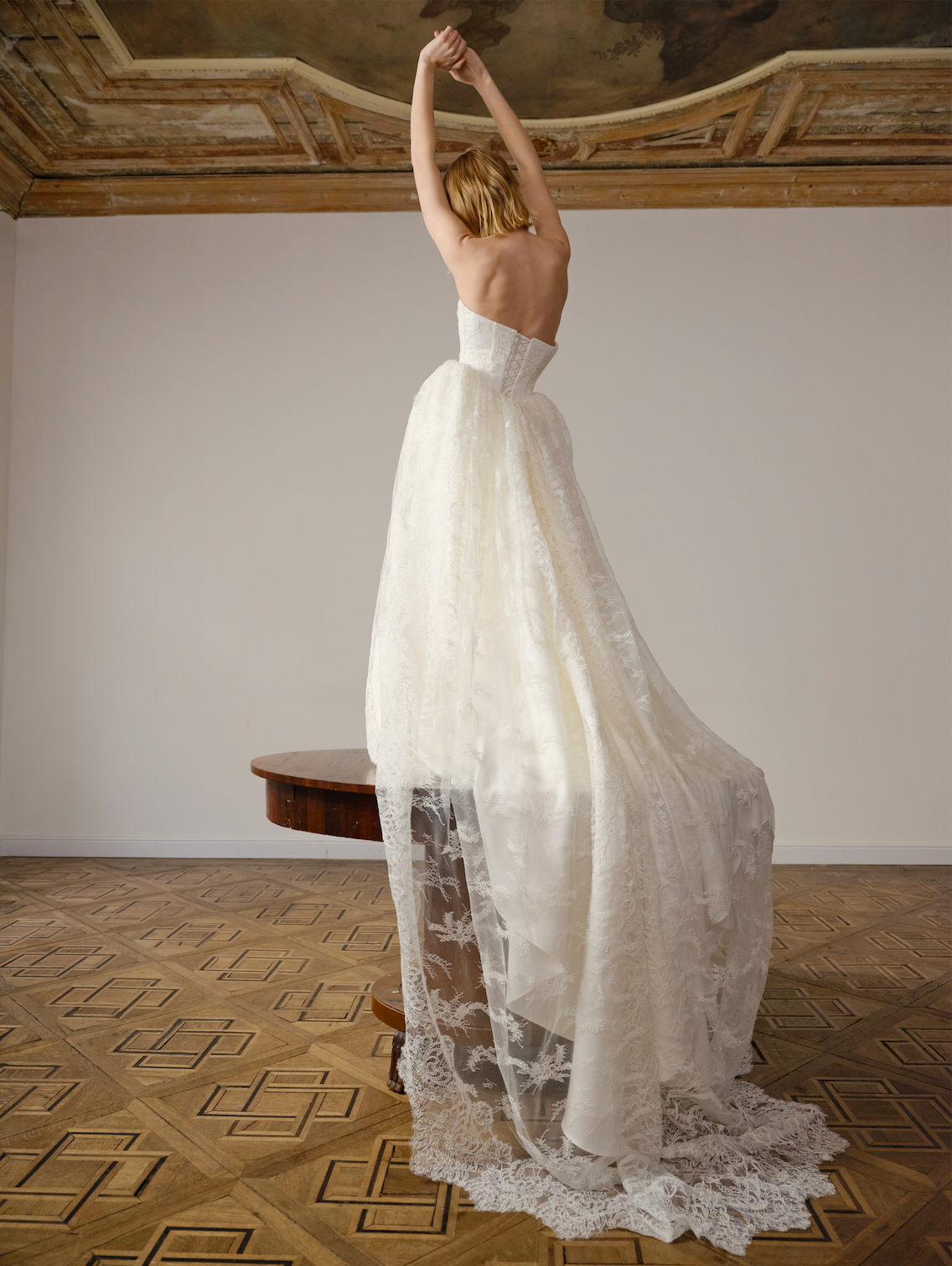 Agness Pale in off white
